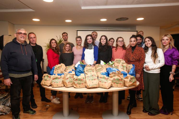 Ο Όμιλος Επιχειρήσεων Σαρακάκη μαγείρεψε για τους αστέγους της Αθήνας με την Genesis Hellas